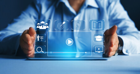 引导学生运用什么的思想,推导平行四边形