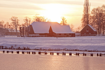 幼儿园小班音乐活动教案《彩色世界真奇妙》